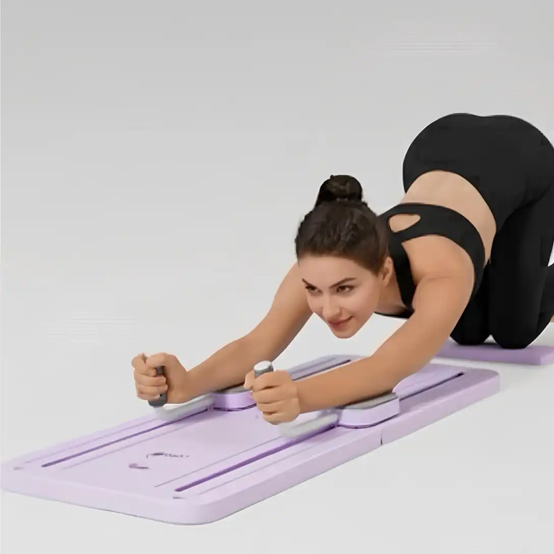 Modelka w stroju sportowym ćwicząca na czarnym reformerze do pilatesu w domu. Opisy lifestylowe (Użycie w przestrzeni domowej)